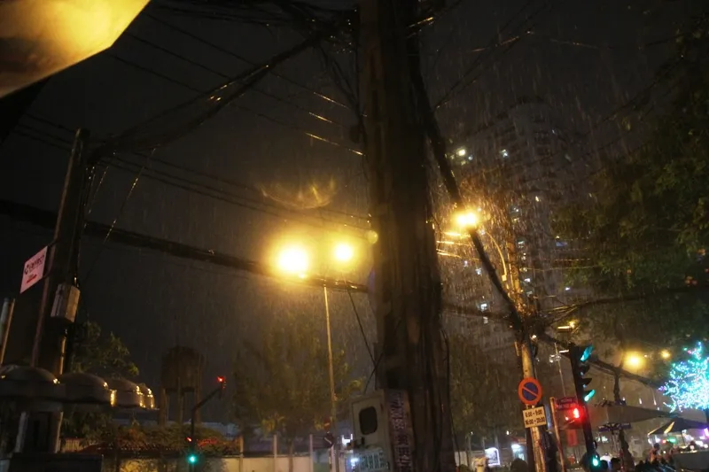 Cơn mưa 'vàng' giải nhiệt cho người dân Sài Gòn ảnh 5